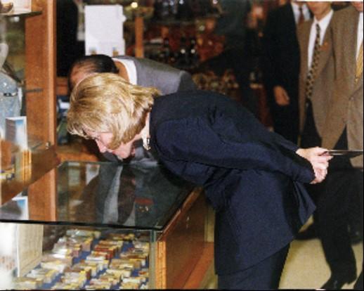 前美國總統夫人希拉里在中藝購物